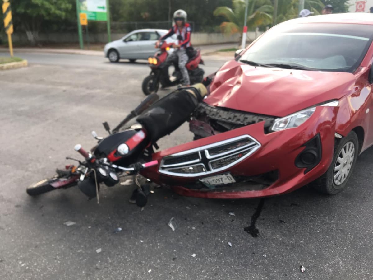 Choque entre moto y coche deja dos lesionados en Chetumal