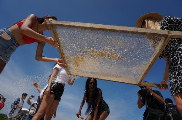 Participantes de Miss Universo limpian las playas de Cancún