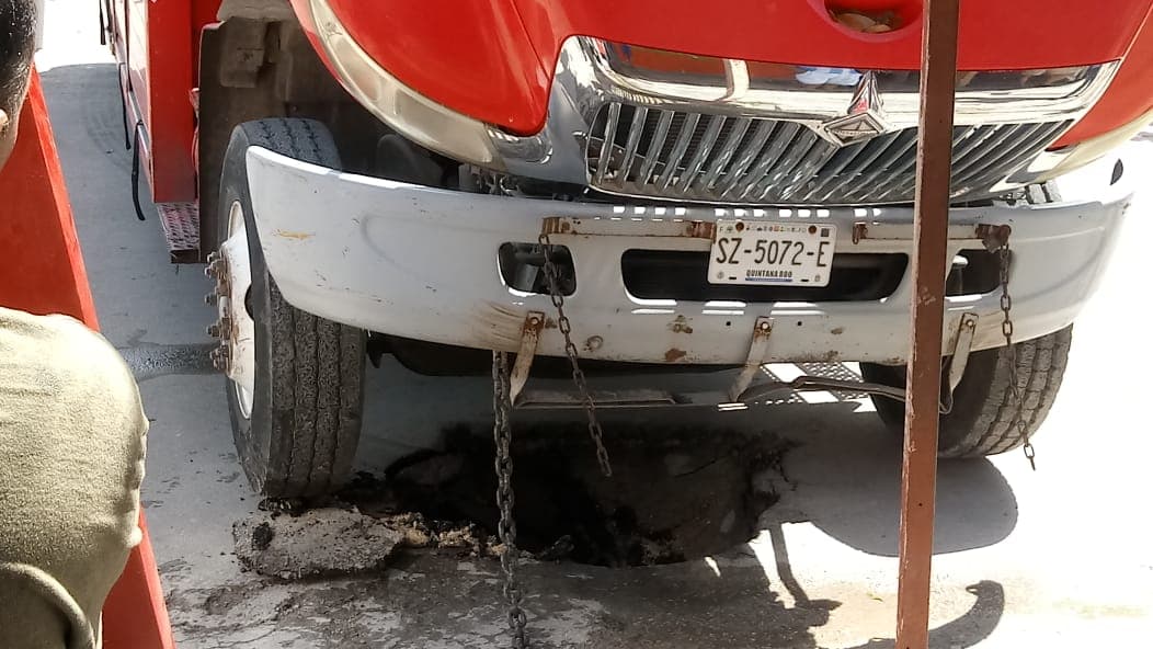 Camión se va al hoyo en una obra recién entregada por CAPA en Chetumal