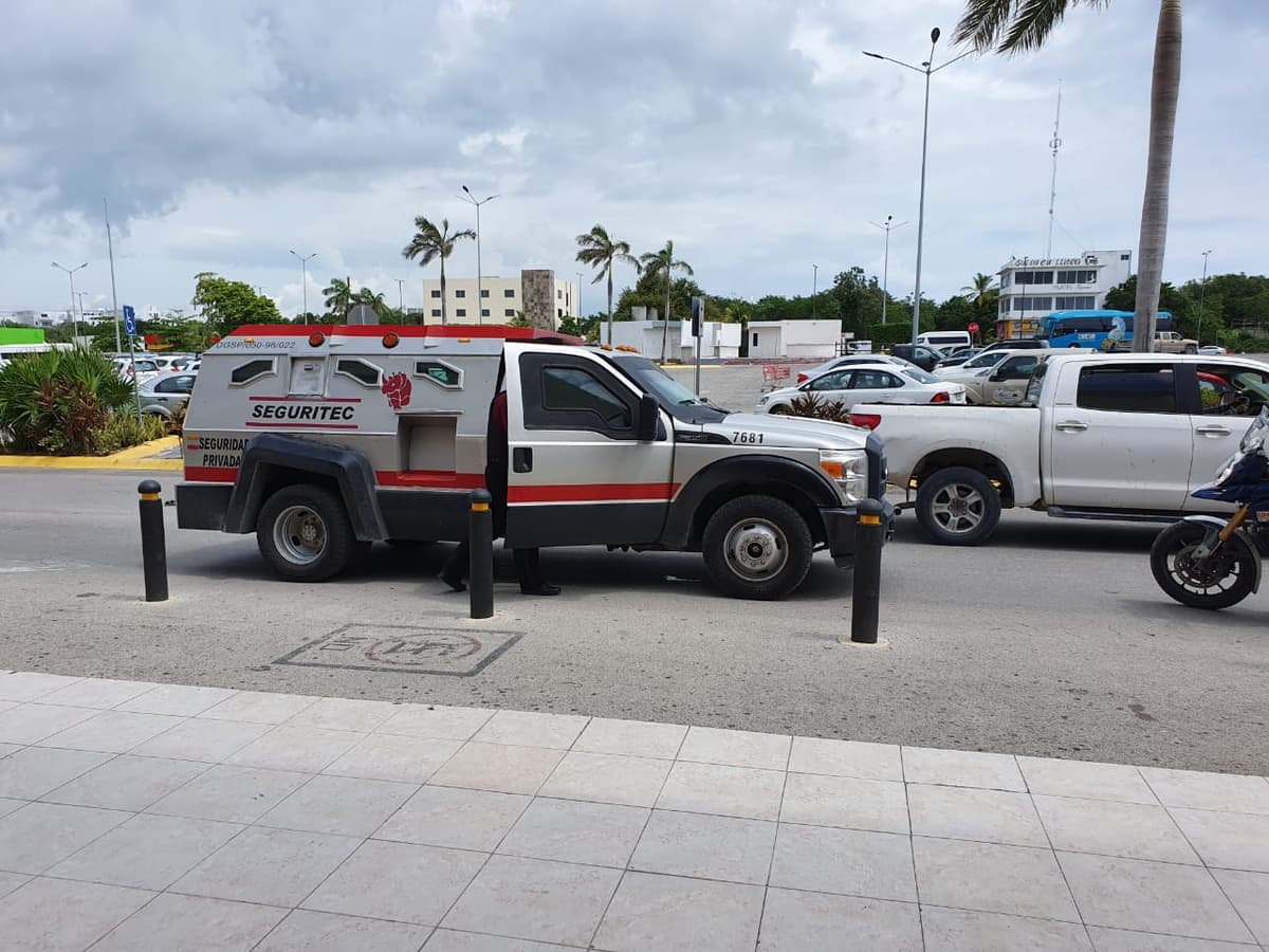 ¡Se les olvida la pistola! Guardias de valores la dejan en cajero de Centro Maya