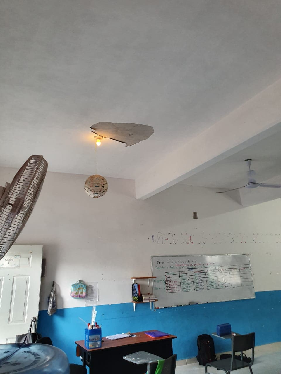 Se salvan niños de ser golpeados por un plafón que cayó en primaria de Playa del Carmen