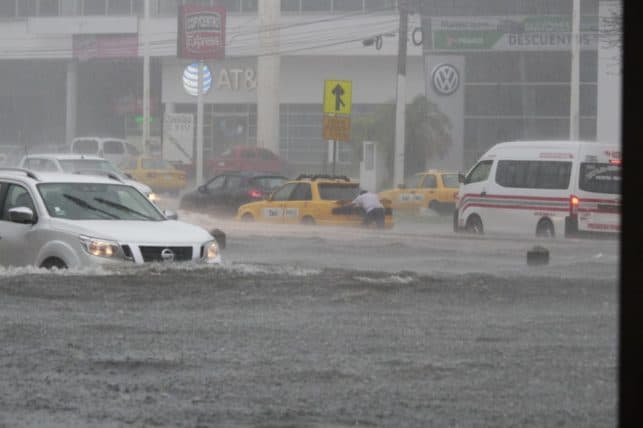 Tromba colapsa las principales avenidas de Villahermosa Tabasco