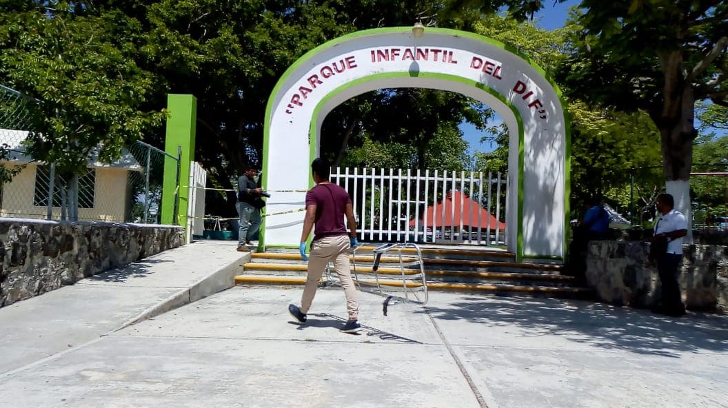 Hallan cuerpo macheteado en parque del DIF, en Cancún
