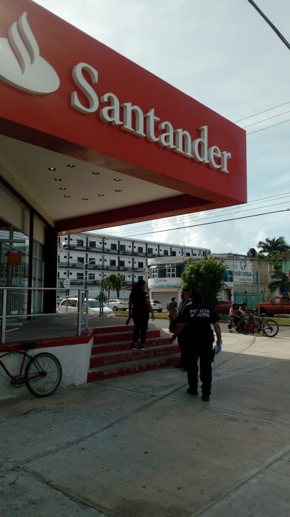 Comando armado roba 3 mdp de banco Santander en Chetumal