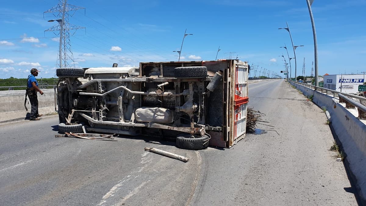 Pierde la flecha y acaba de costado en el puente de Playa del Carmen
