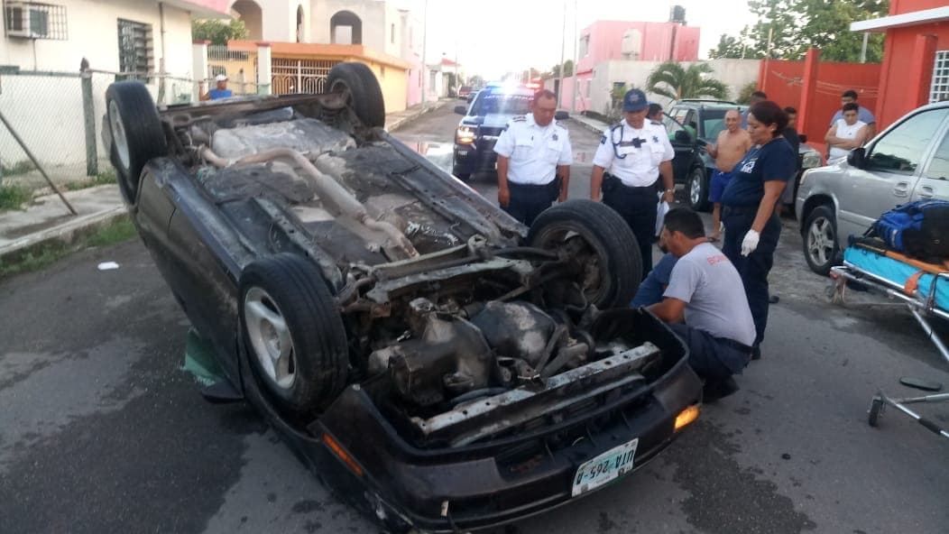 Volcadura deja dos lesionados en Chetumal
