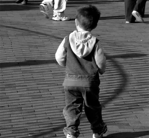 Niño de dos años se queda solo en la calle por llegar tarde al kinder