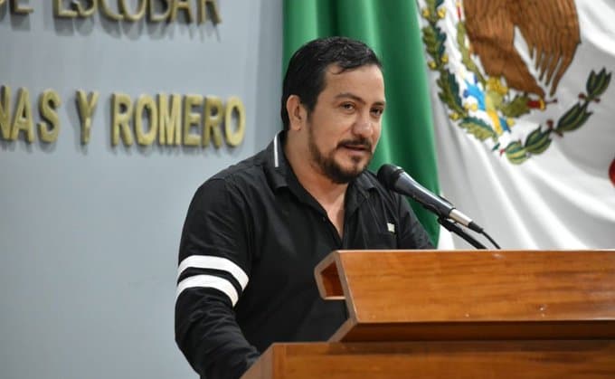 Diputo exige cambiar la ley para que AMLO se quede el siguiente sexenio