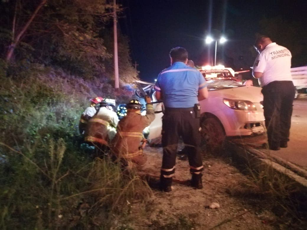 Cubanos vuelcan por exceso de velocidad a la altura del Blue Bay