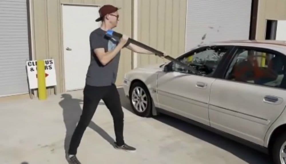 Su novio le destroza el auto y ella llora de felicidad