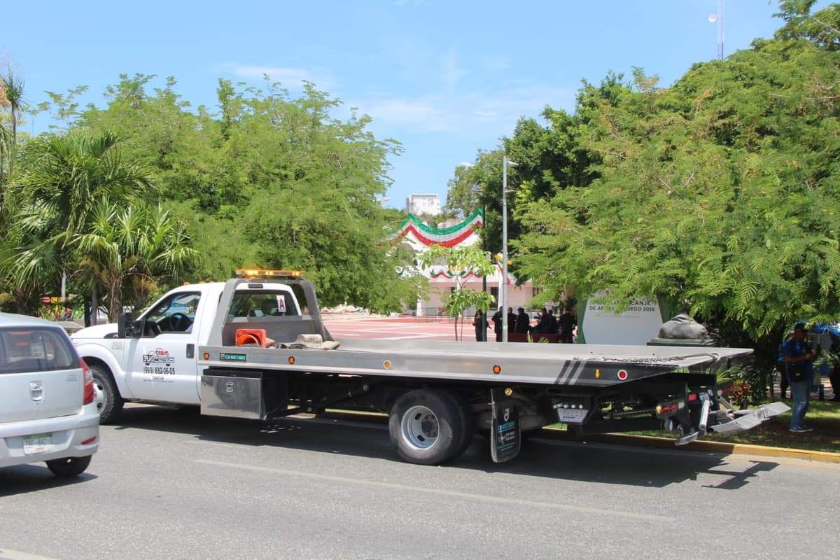 Protestan grúas en Cancún; despliegan operativo policiaco para resguardar el Palacio Municipal