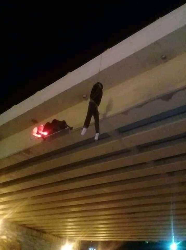 Hallan muñeco colgado en puente, afuera de Chetumal