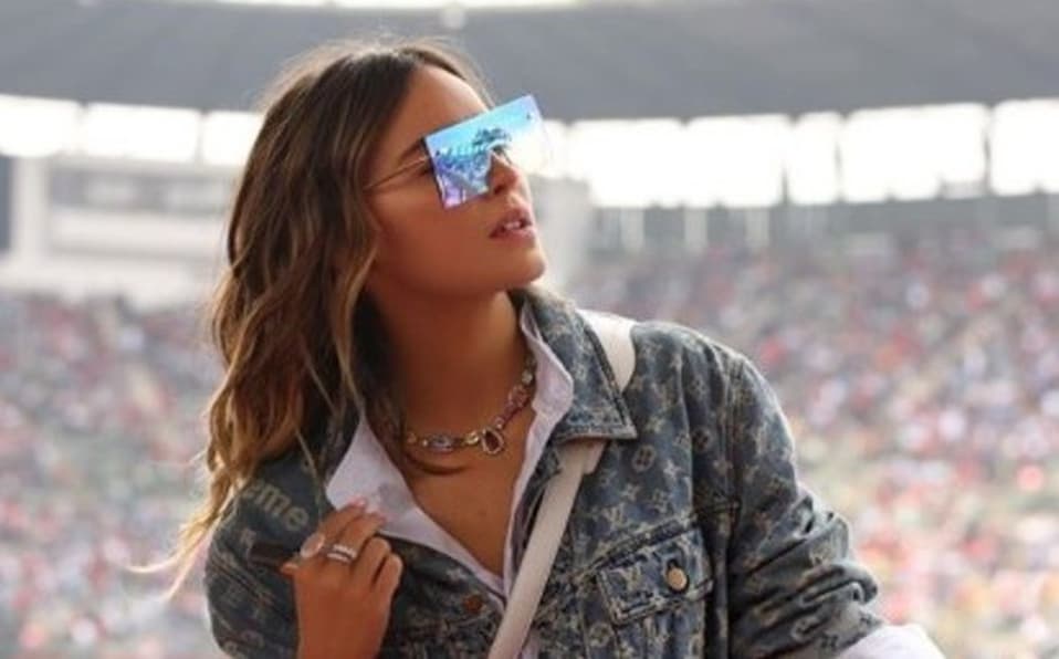 Belinda usó oufit de casi 300 mil pesos en la Formula 1