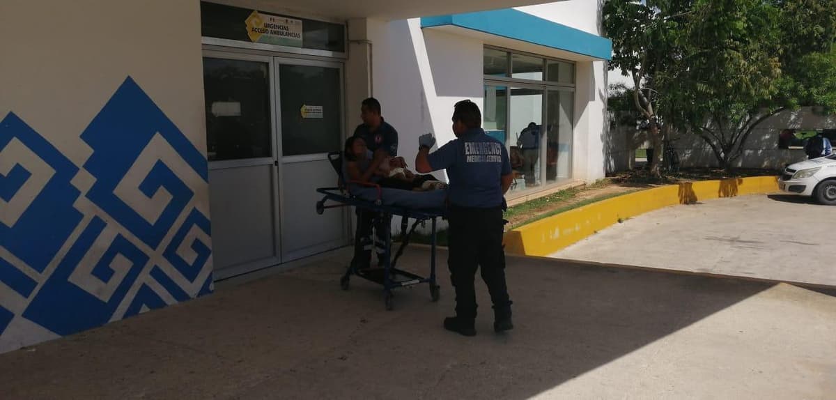 Niño se cae de cabeza en cubeta con agua y casi se ahoga