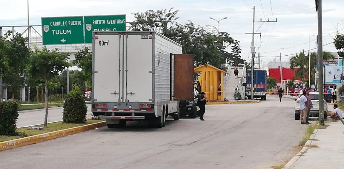 Hallan cadáver dentro de camión, en Puerto Aventuras