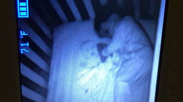 ¡Un "bebé fantasma" duerme con su hijo y se hace viral!