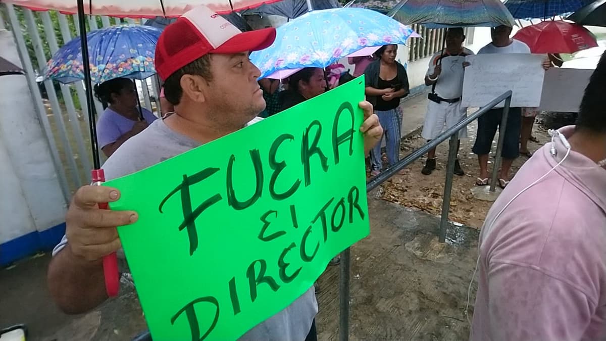 Padres toman la escuela “Guadalupe Victoria” de Chetumal; exigen destitución del director
