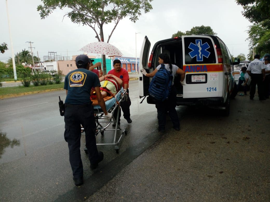 Golpe a taxi lesiona a una pasajera en Chetumal