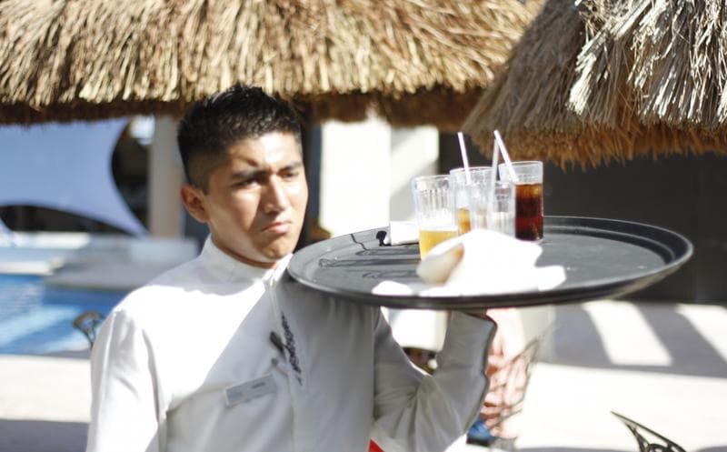 Hoteles ya no contratan eventuales, sino que ‘dobletean’ a trabajadores