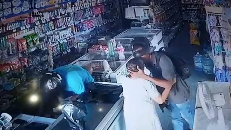 VIDEO: Ladrón bondadoso calma y besa en la frente a una ancianita durante asalto
