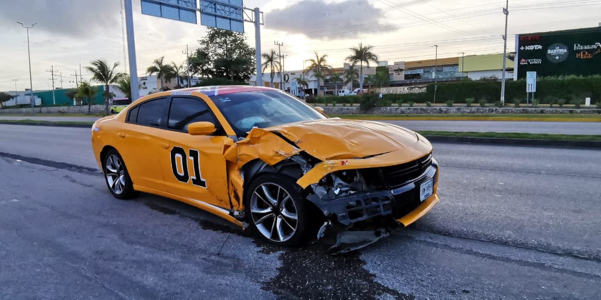 Choca un Challenger a la altura de Centro Maya