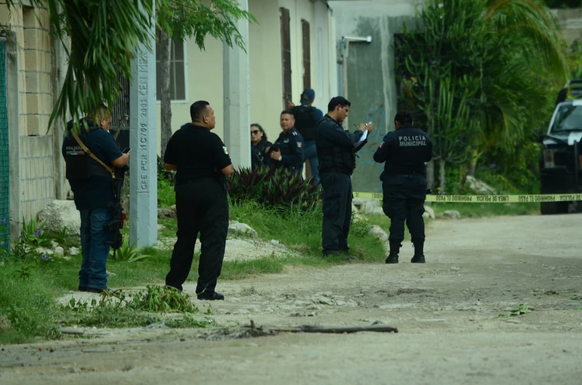 Asesinan a balazos a hombre que limpiaba terrenos en Cancún