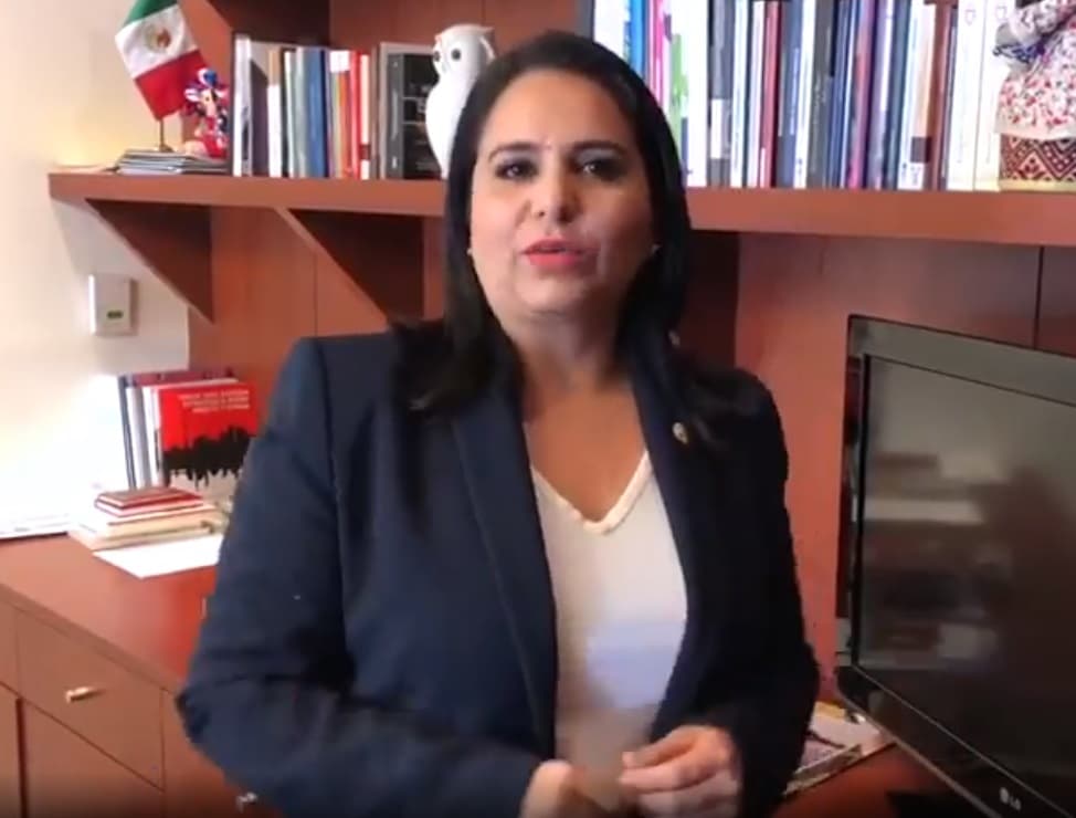 Deja Mayuli Martínez en ridículo a Marybel Villegas por copiarle iniciativa de hace un año