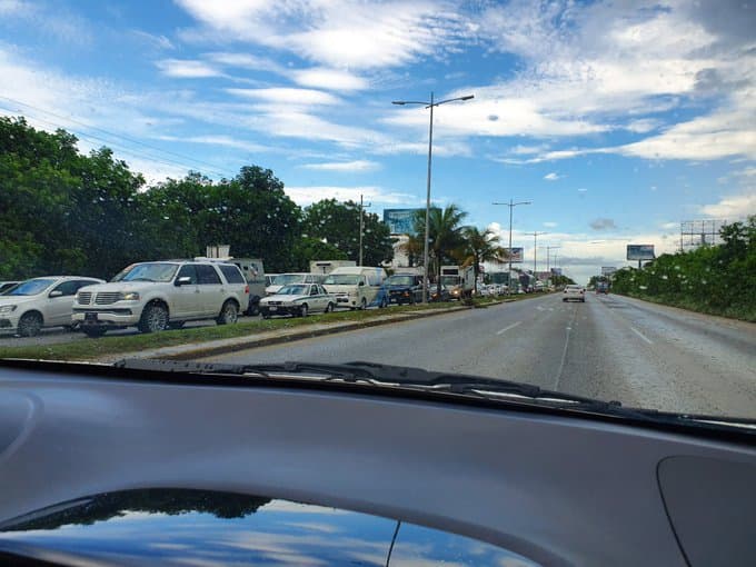 Tráiler descompuesto frena circulación hacia Cancún