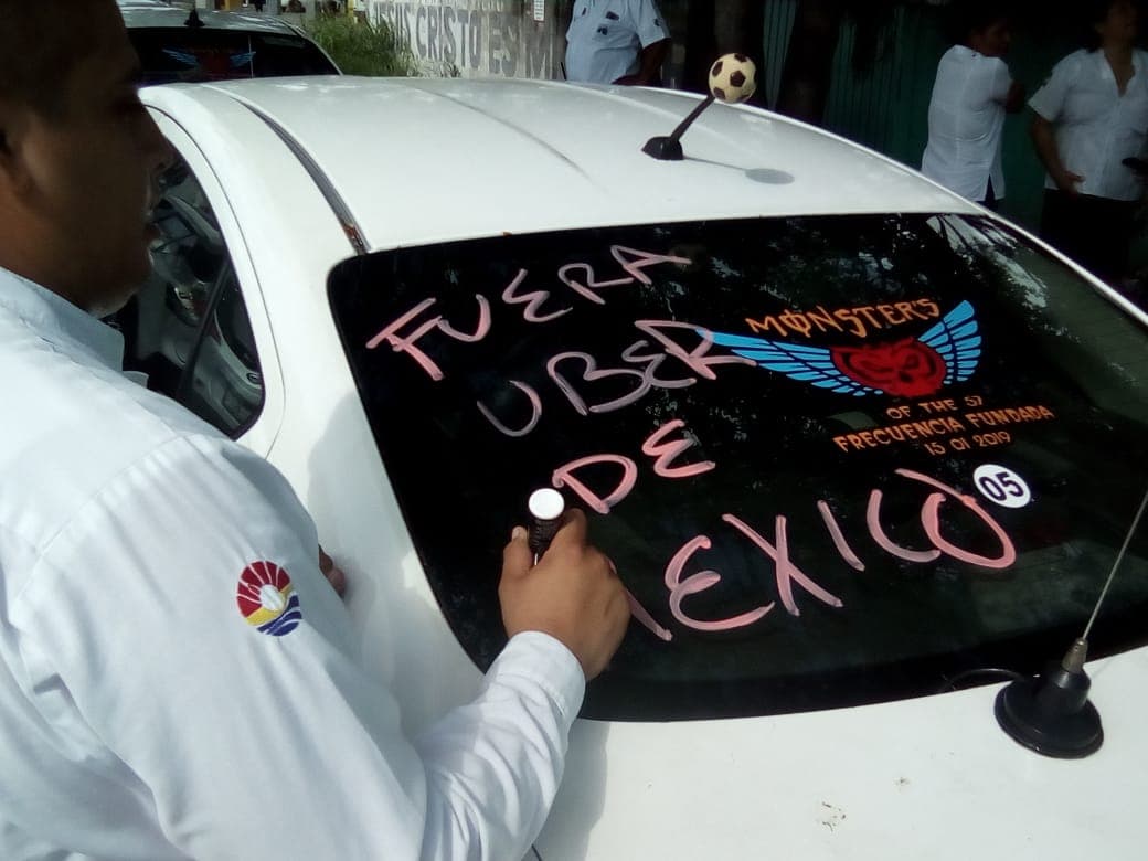 Taxistas de Cancún se unen a protesta nacional contra Uber