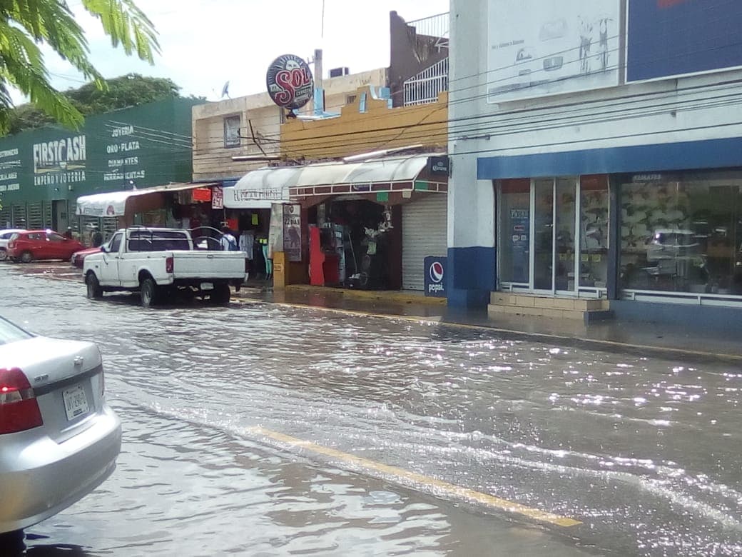 Caos en Cancún por calles inundadas por las lluvias