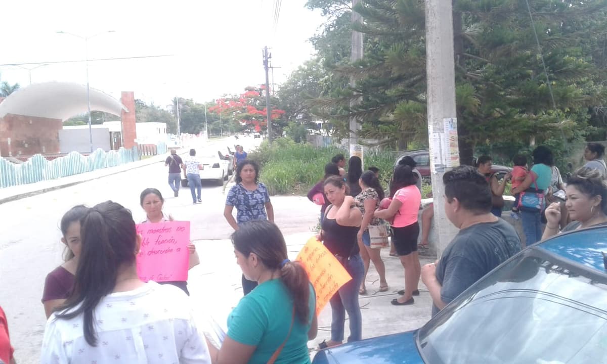 Denuncian padres falta de maestro en kínder carrilloportense