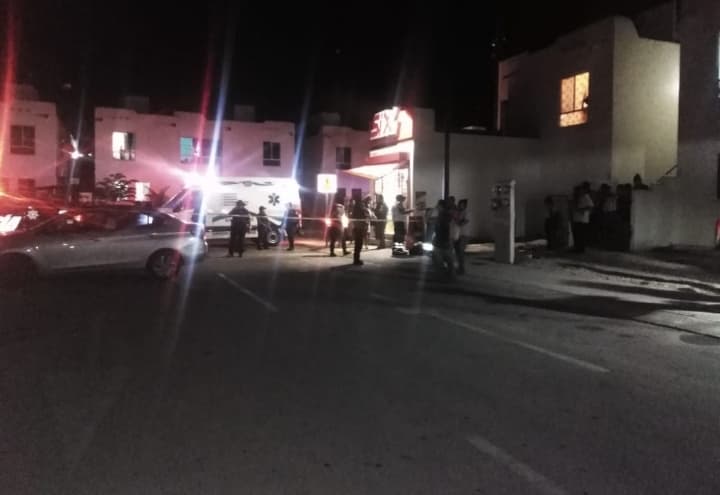 Asaltantes asesinan a mujer y huyen en mototaxi, en Playa del Carmen