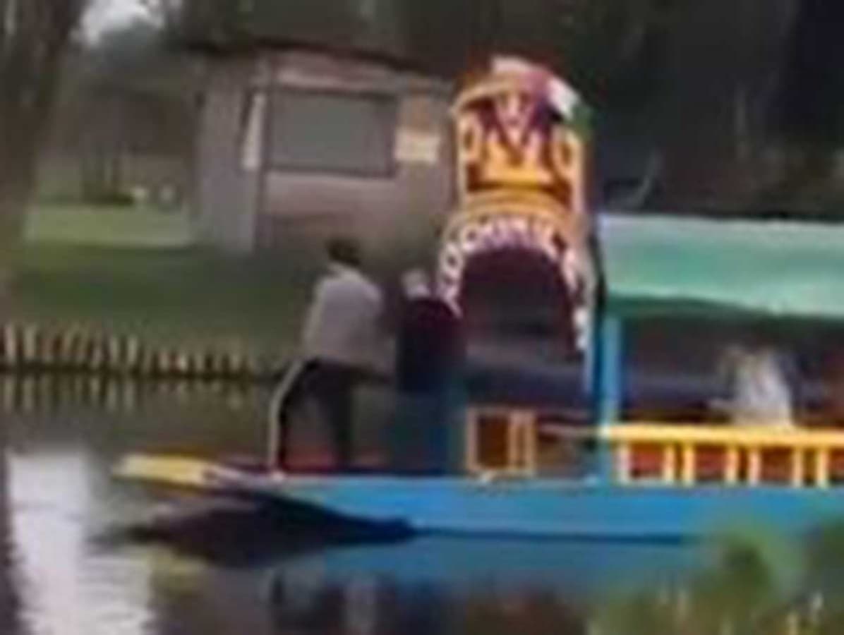 Turista es captado en video orinando en los canales de Xochimilco