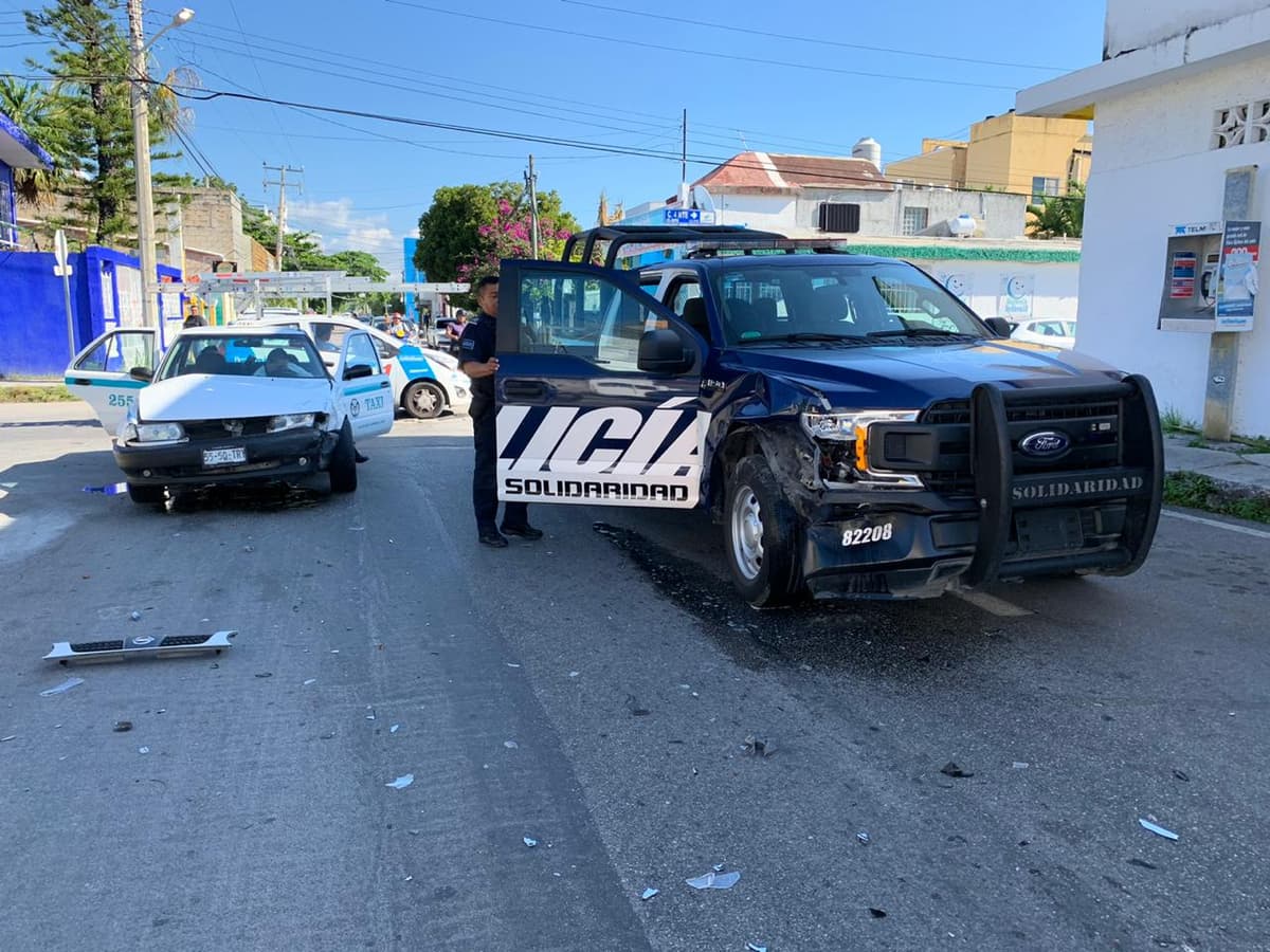 Choca patrulla con taxi en el centro de Playa del Carmen
