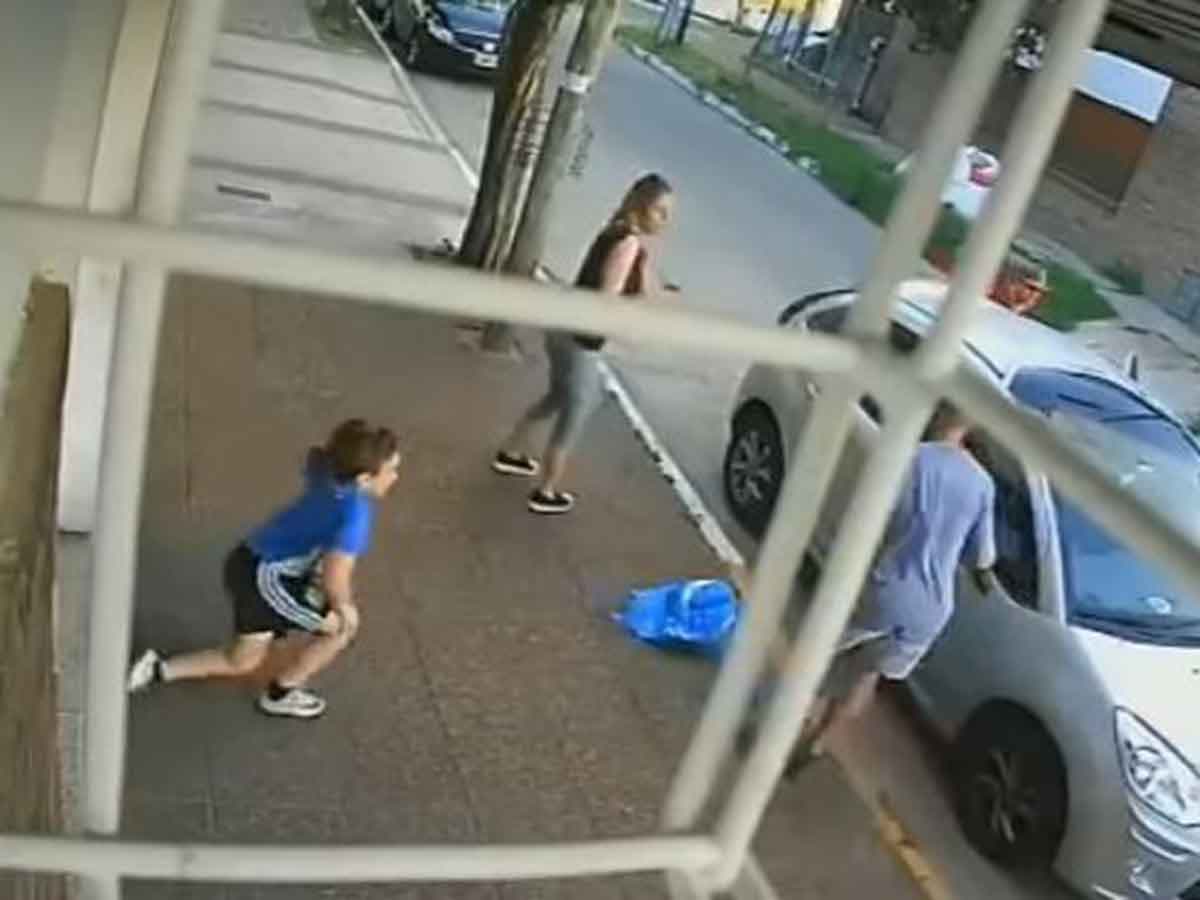 Niño intenta defender a su mamá durante un asalto