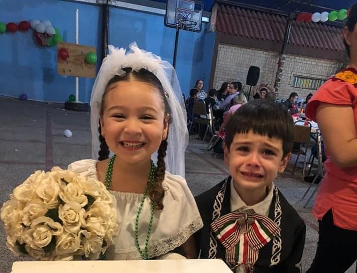 Niños se ‘casan’ en una kermés y sus reacciones se vuelven virales