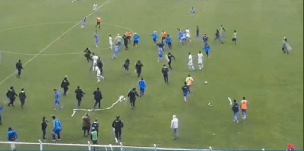 Aficionados ingresaron al campo para golpear a los árbitros