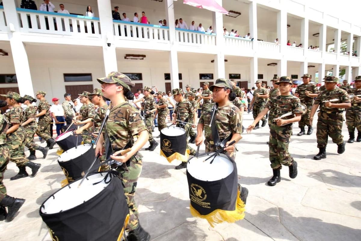 Conmemoran 109 aniversario de la Revolución Mexicana con desfile en Chetumal