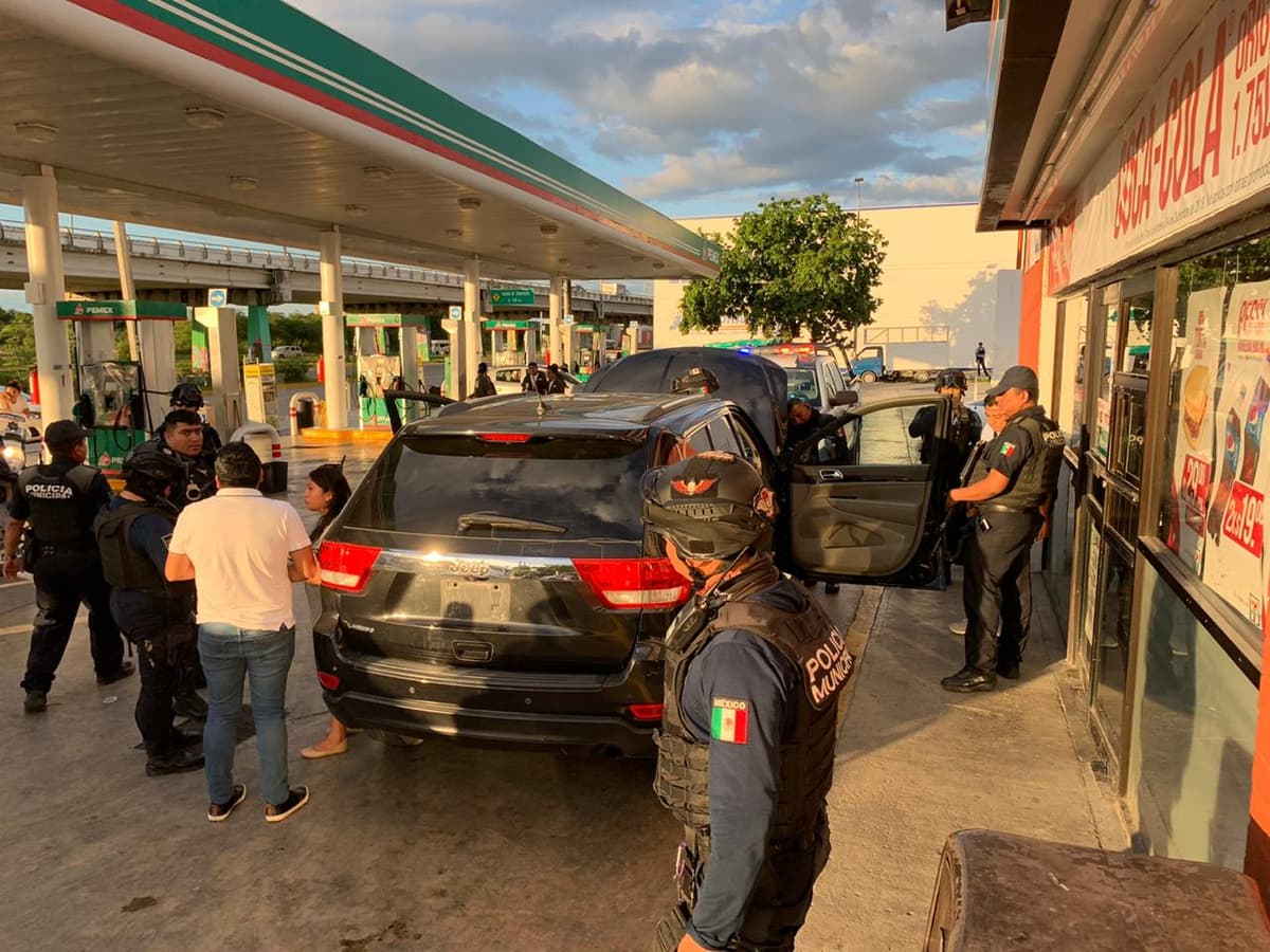 Pleito por vehículo en Playa del Carmen, los toman a la fuerza