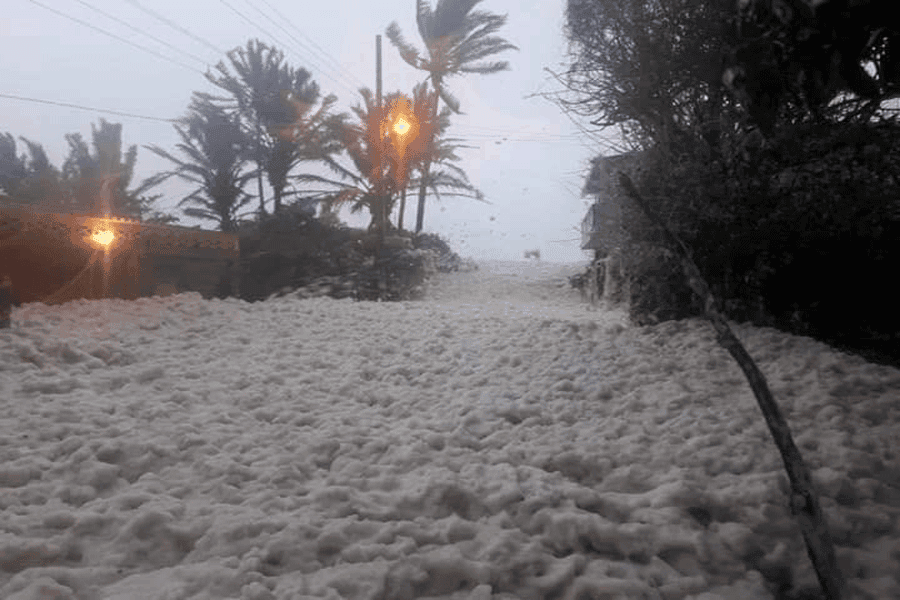Sorprende un mar de espuma a población de Tabasco