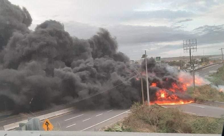 Pipa que transportaba Diésel explota; provoca incendio de grandes magnitudes