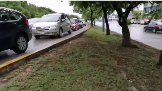 Congestionamiento vial en la avenida Kabah de Cancún