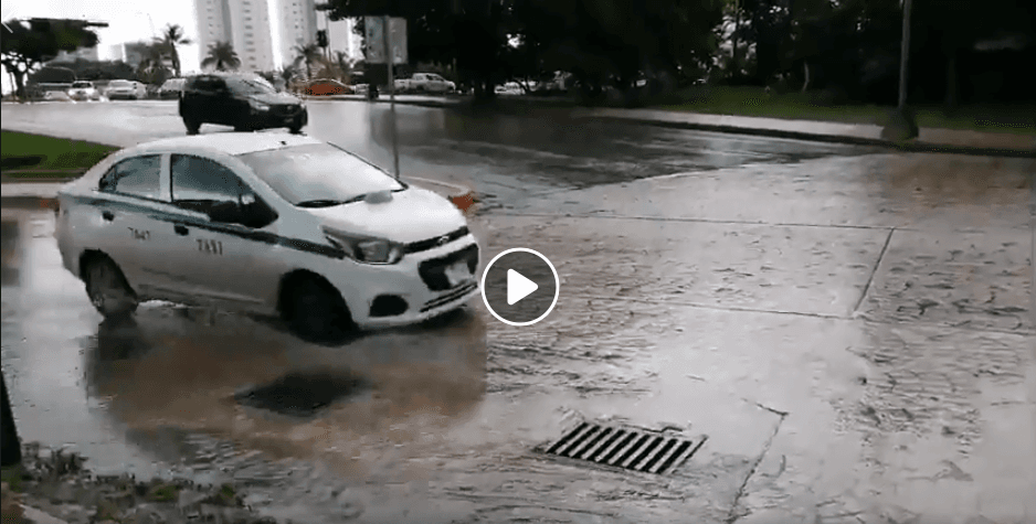 Coladeras rebosan aguas negras en Cancún