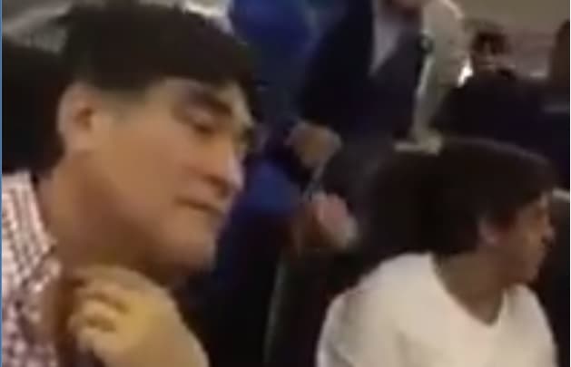 Video: Abuchean a hermano de Evo Morales en avión hacia Miami