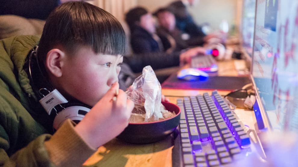 China impone toque de queda para niños por adicción a videojuegos