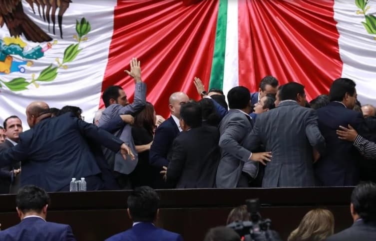 Video: Se arma trifulca en Cámara de Diputados