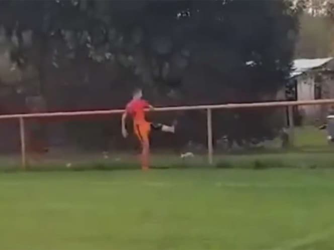 Video: Futbolista asesina a un pollo de una patada