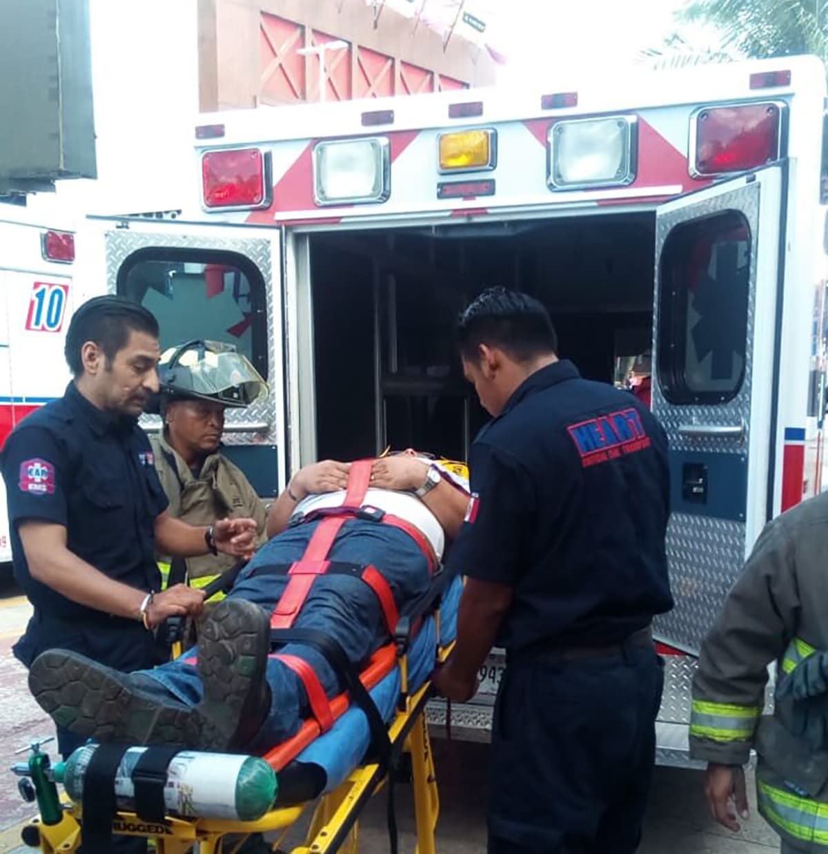 Dos personas quedan atrapadas en elevador de plaza en Punta Cancún