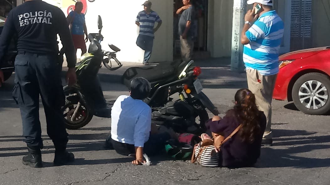 Taxi se pasa el alto e impacta a motocicleta en Chetumal