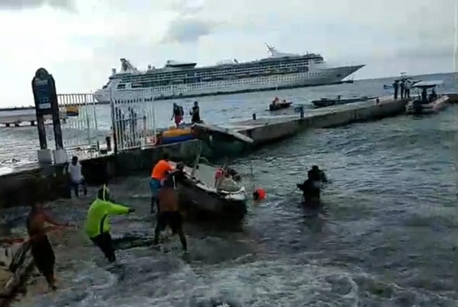 Encalla embarcación turística en Cozumel